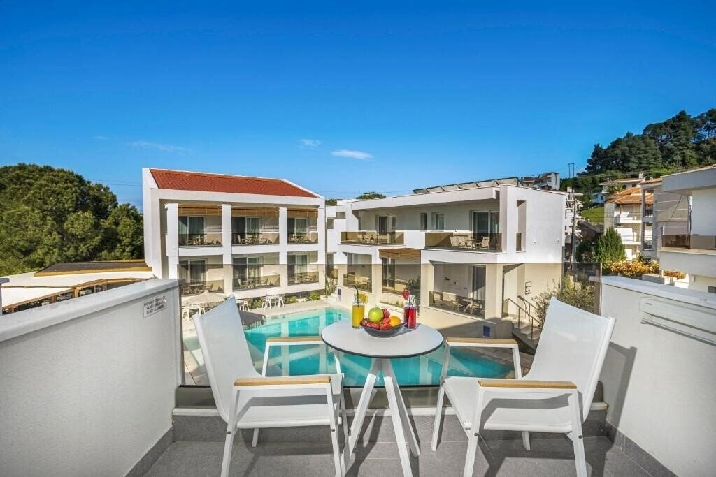Готель Mirablue Luxury Residences 4*