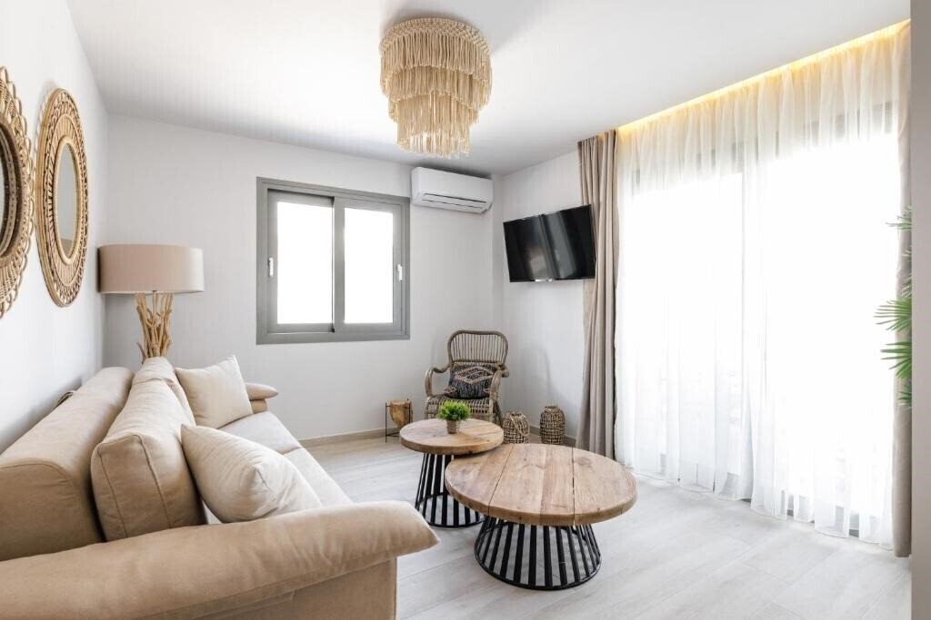 Отель Amalthia Luxury Suites 4*