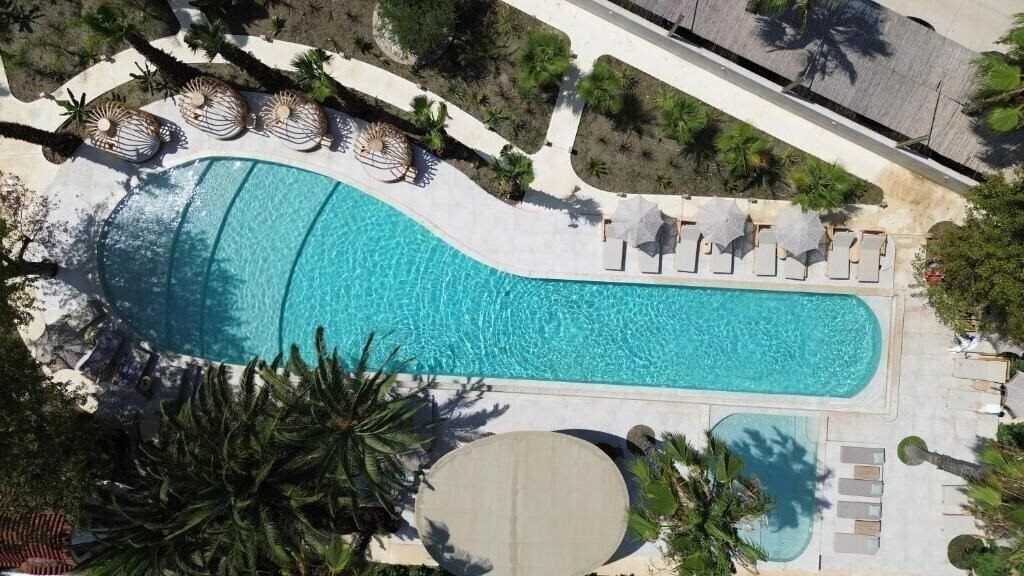 Отель Nusa Suites & Villas 4*