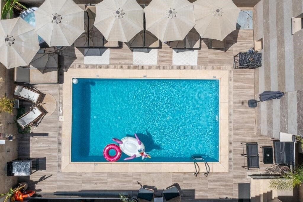 Готель Vellum Luxury Living 3*