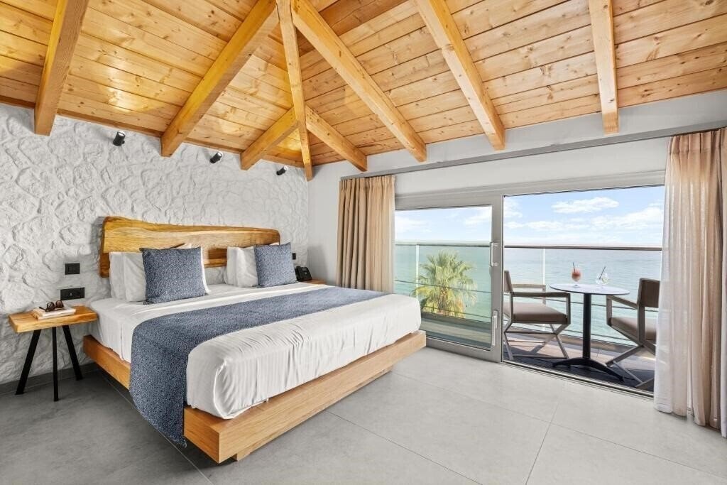 Фото Emily’s Luxury Suites 4*