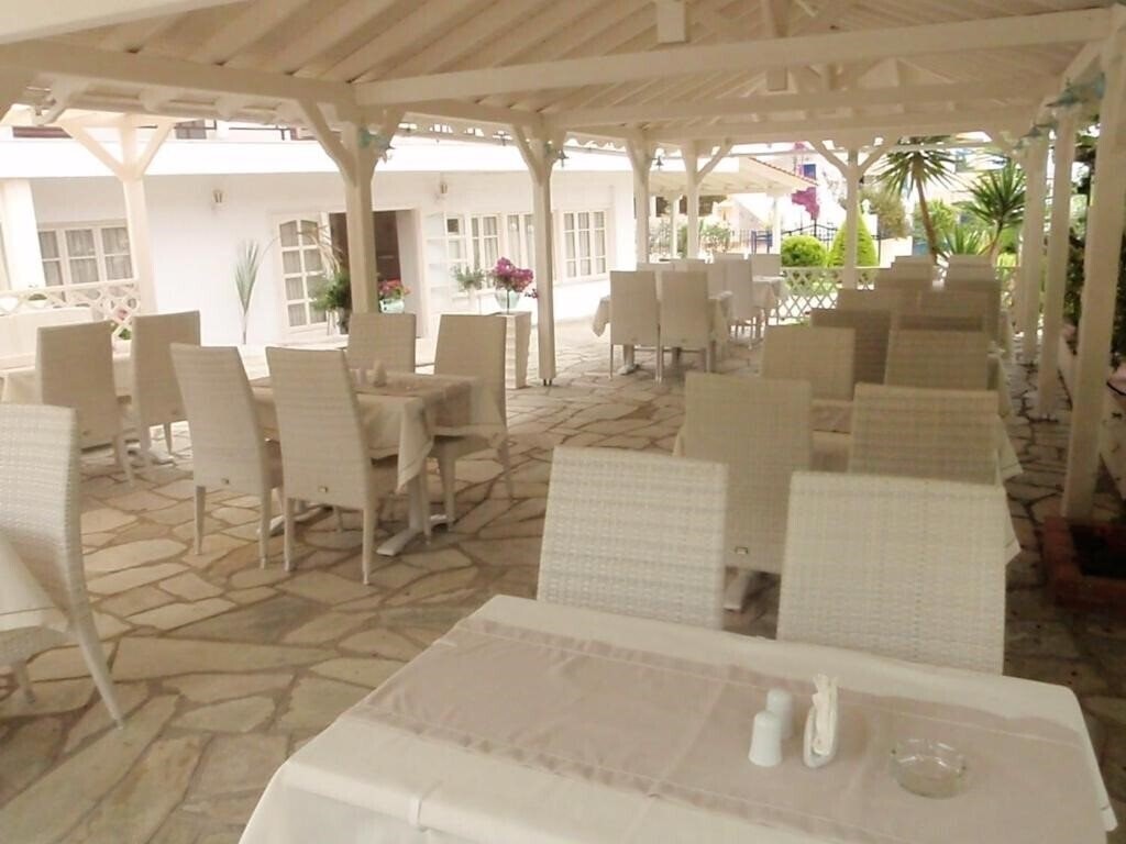 Готель Leonidas Studio Apartments 3*