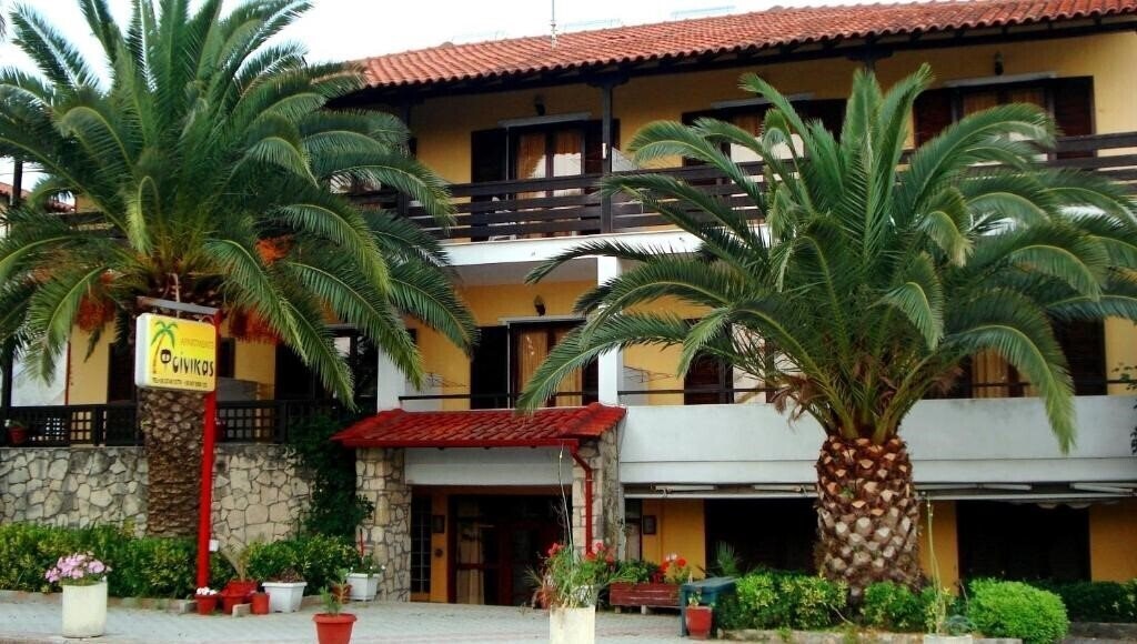 Отель Finikas Apartments 3*
