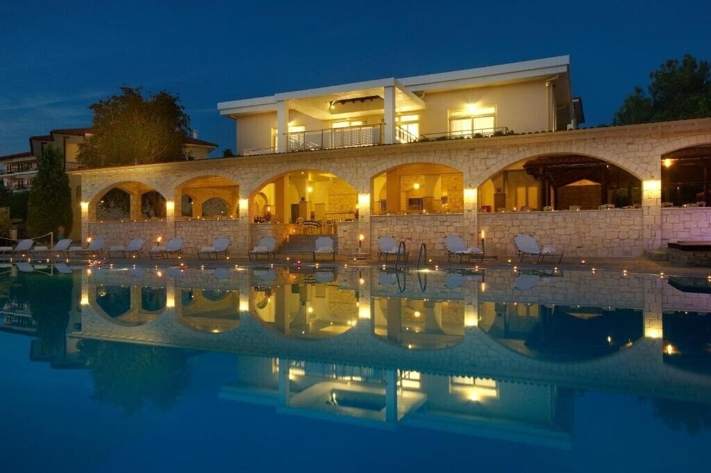 Отель Portes Beach 4*