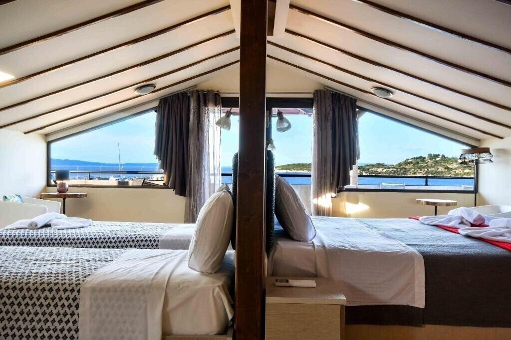 Отель Avra Hotel 3*
