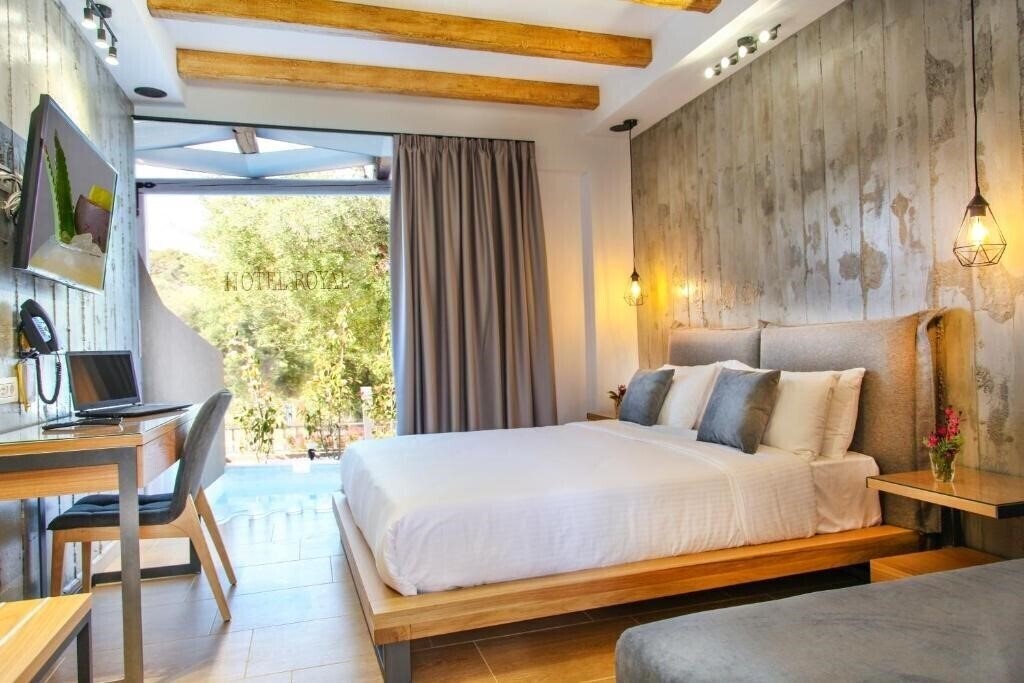 Фото Royal Hotel & Suites 4*