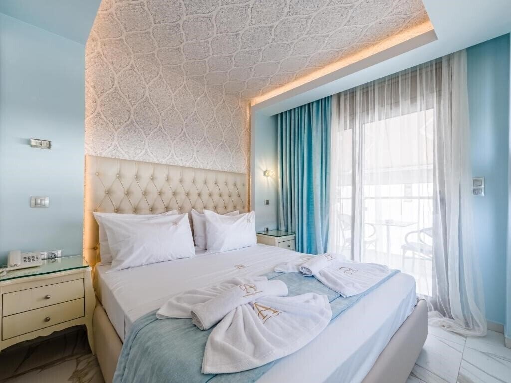 Отель Alpha Luxury Suites 4*