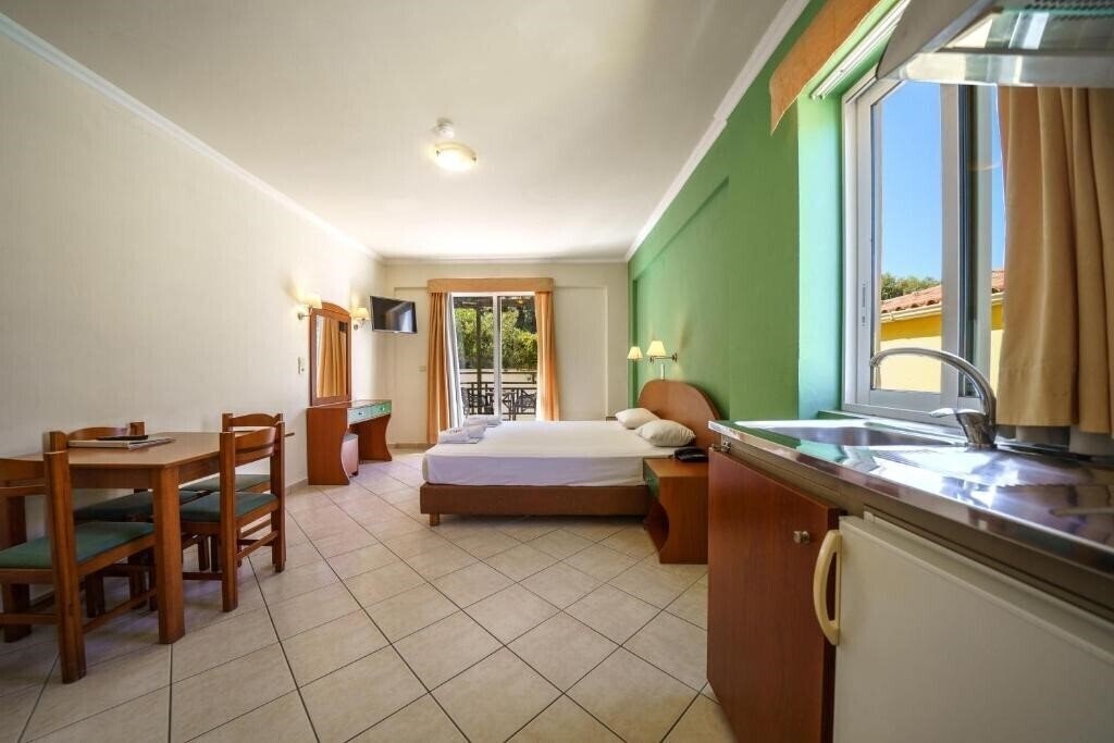 Фото Porto Kalamaki Hotel 2*