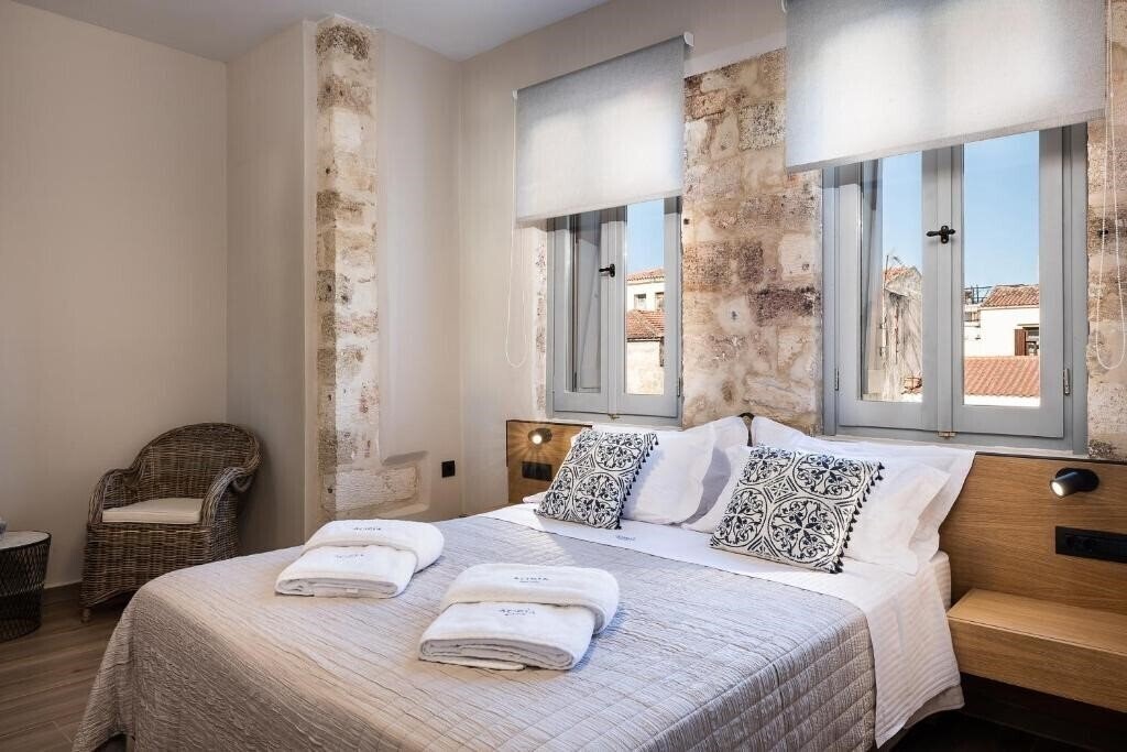 Отель Aoria Estate Old Port 4*