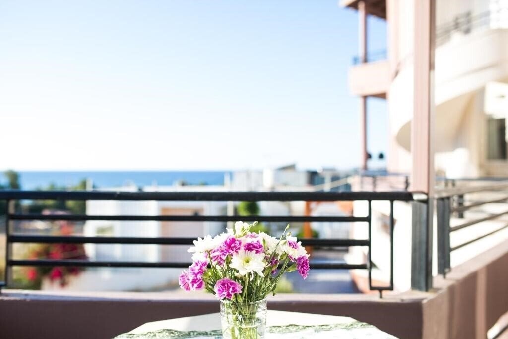 Готель Yasmine Apartments 3*