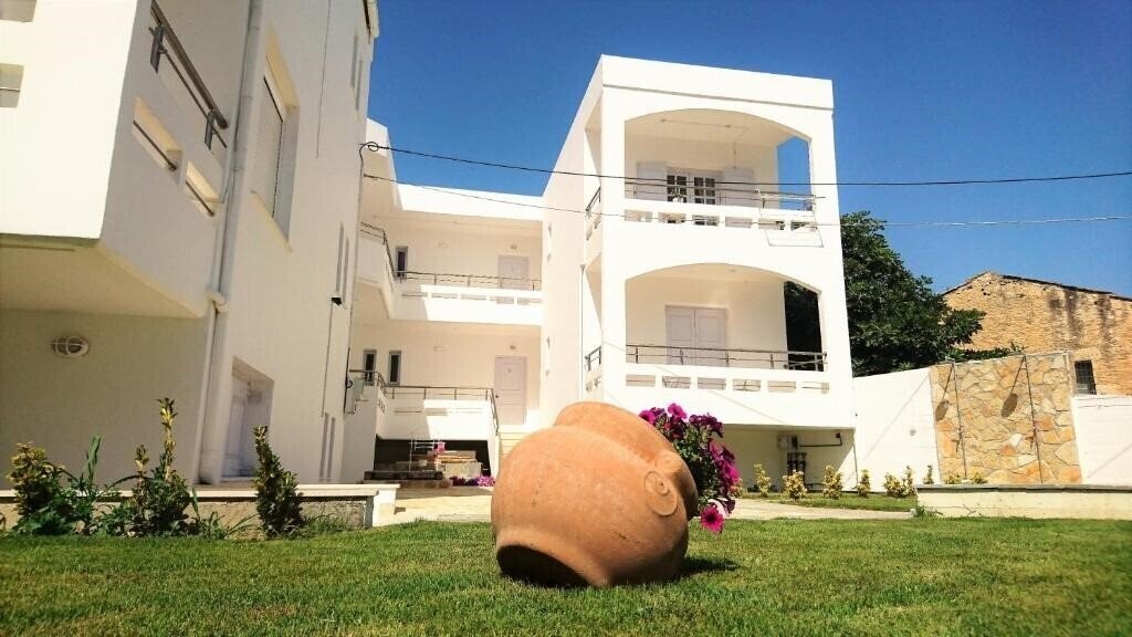 Готель Crown Apartments 3*