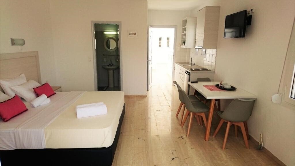 Фотографія Crown Apartments 3*