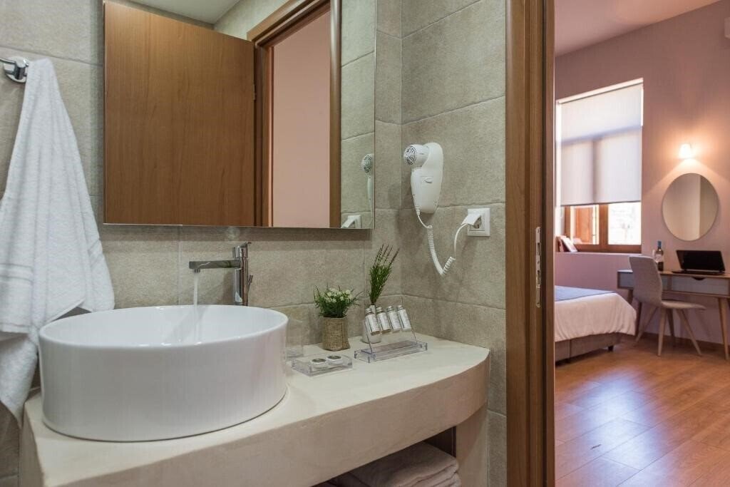 Фотографія Bluebell Luxury Suites 3*