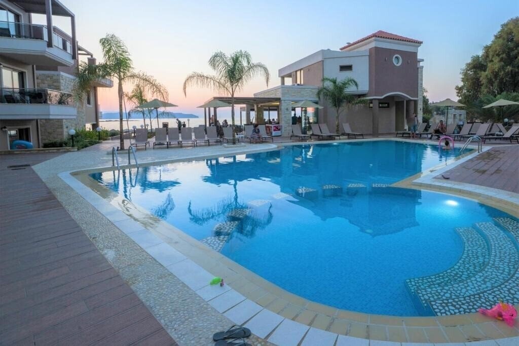 Отель Golden Bay Suites 3*