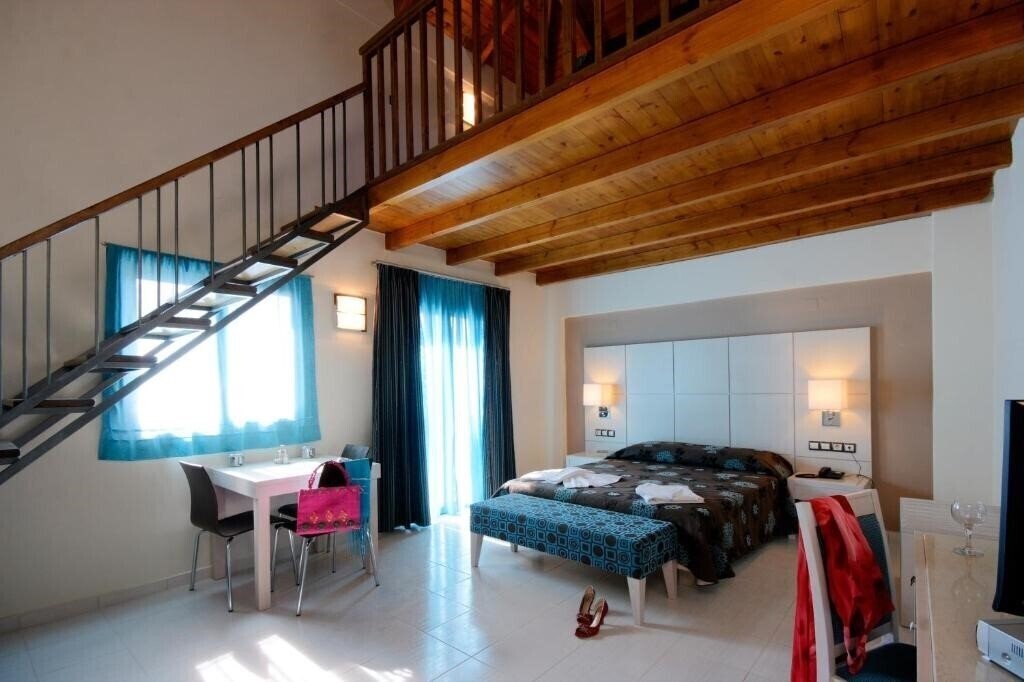 Фото Theros Hotel 3*