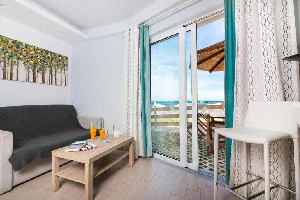 Изображение Christina Beach Hotel Nea Chora 3*