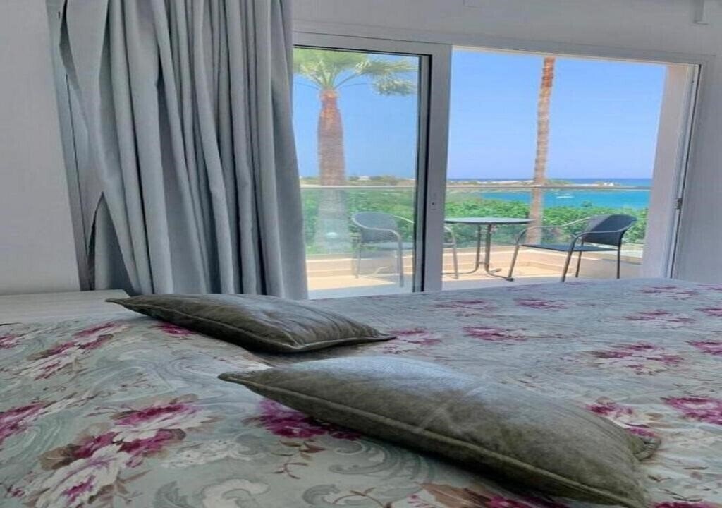 Отель Saradari Beach Hotel 4*