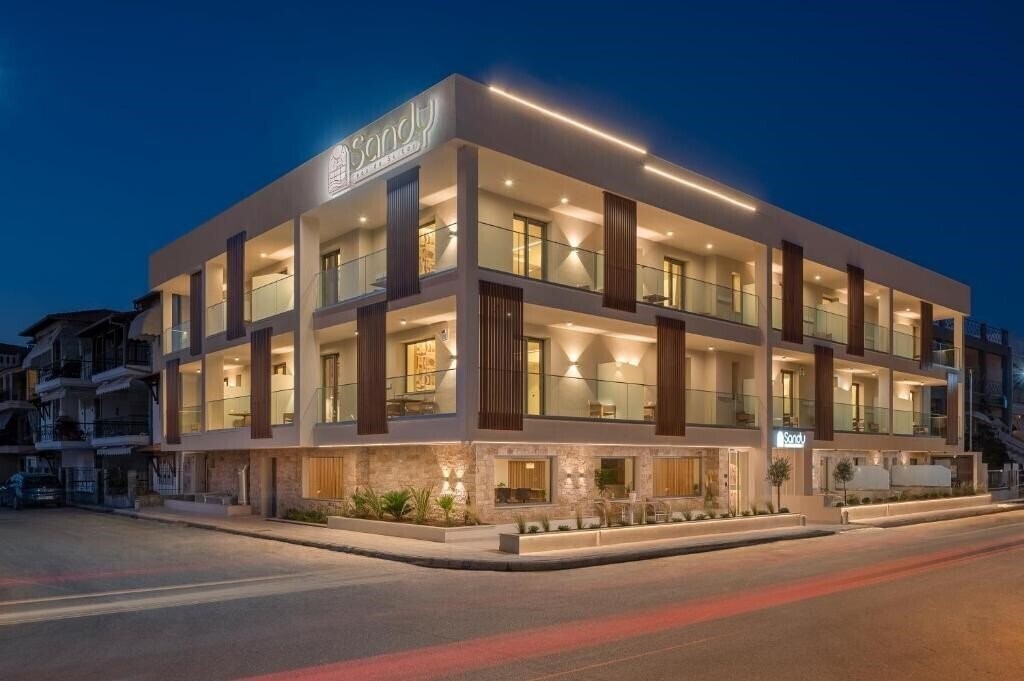 Отель Sandy Seaside Suites 4*