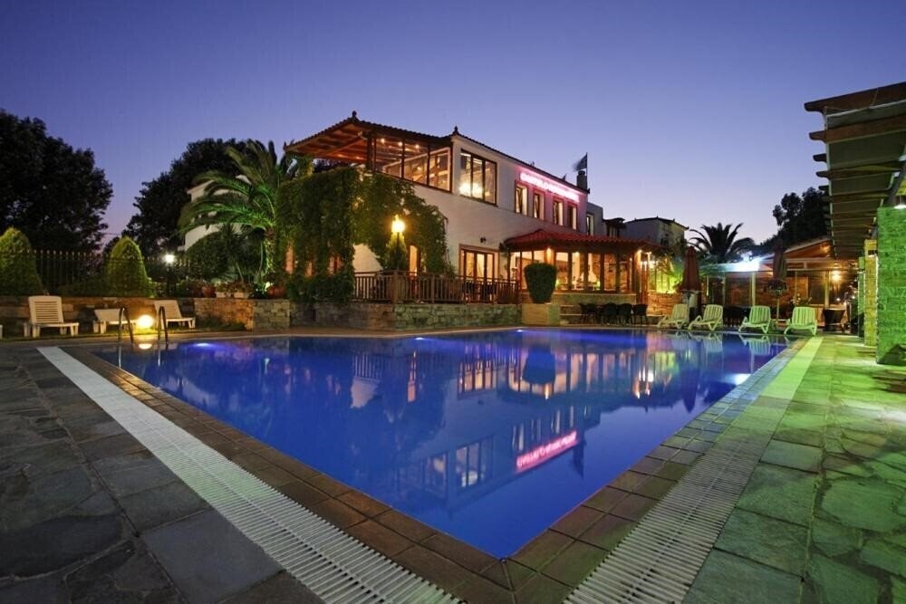 Отель Castello Rosso 3*