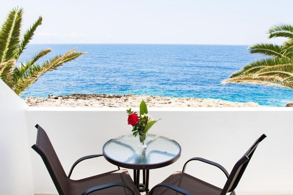 Отель Krinos 3*