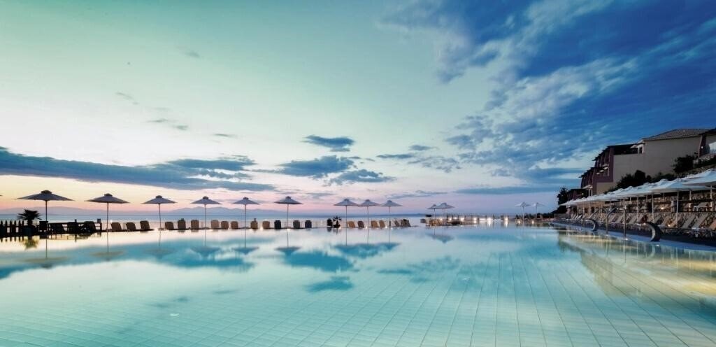 Готель Louis Apostolata Island Resort 5*