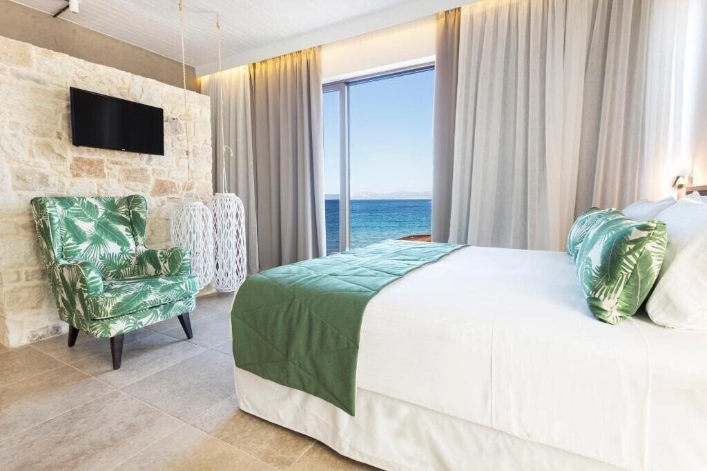 Отель Kalamaki Luxury Suites 3*