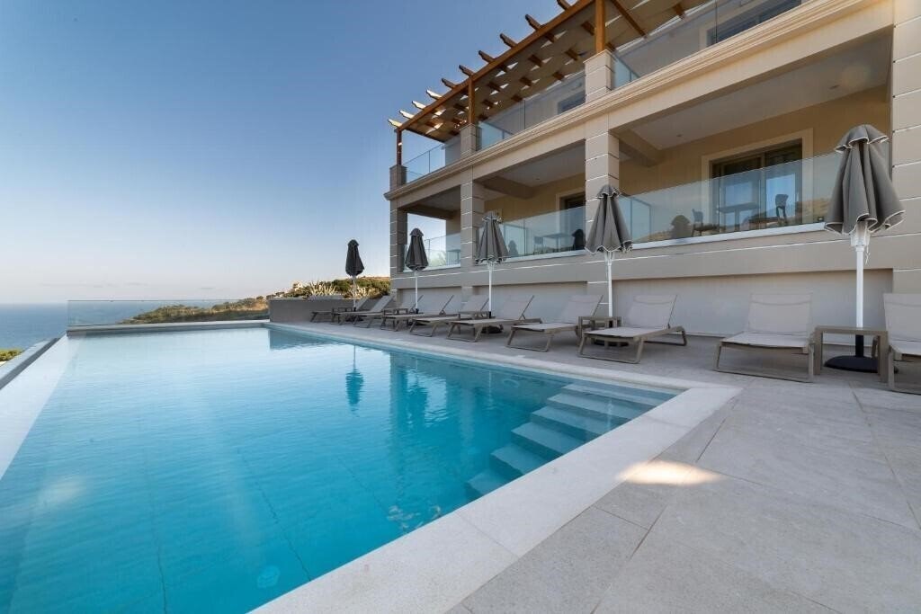 Готель Sky View Suites 3*