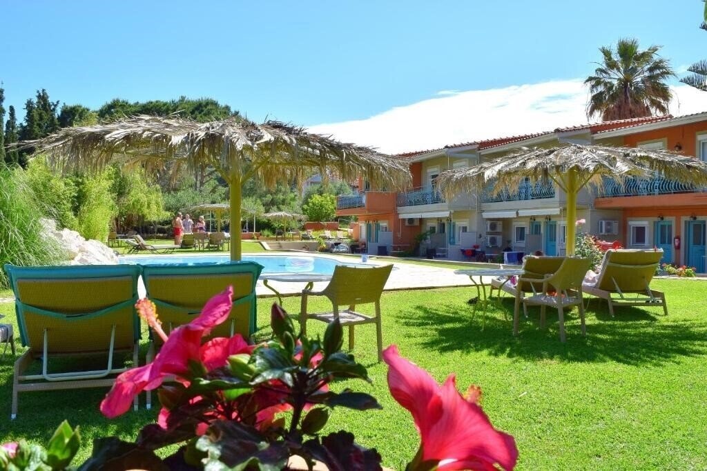 Отель Simatos Apartments & Studios 4*