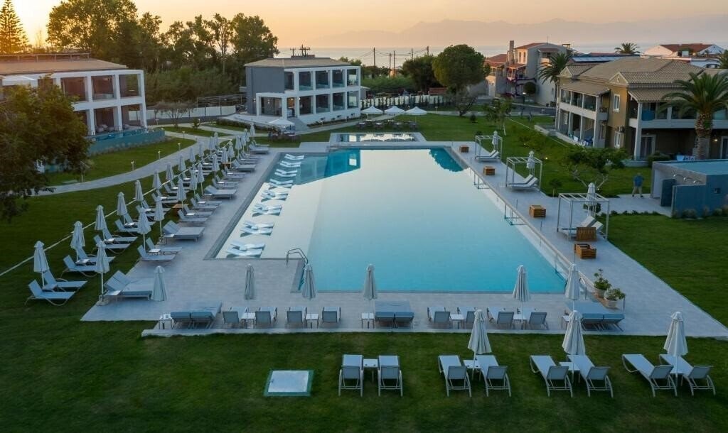 Отель Acharavi Beach Hotel 4*