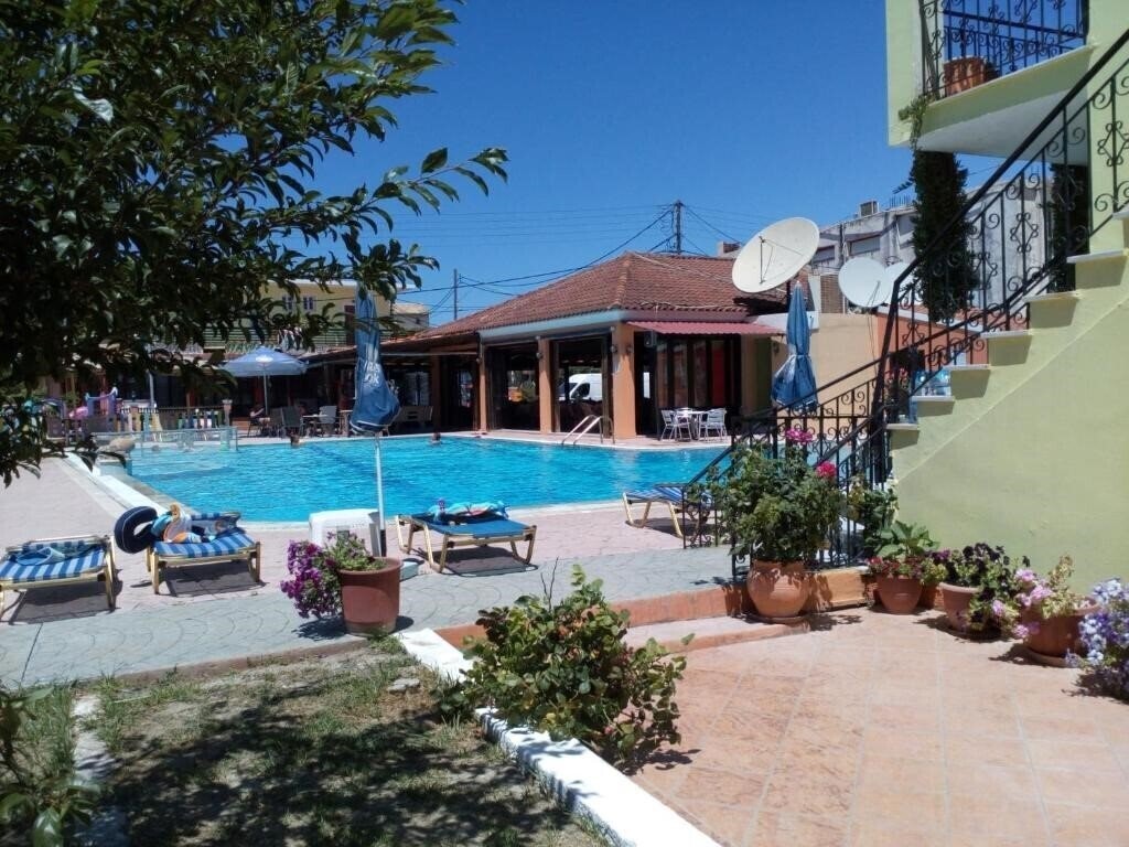 Отель Amadeus Hawaii Studios & Apartments 2*