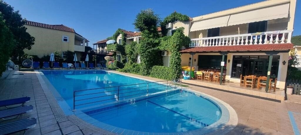 Отель The Mayflower Studios & Apartments 3*