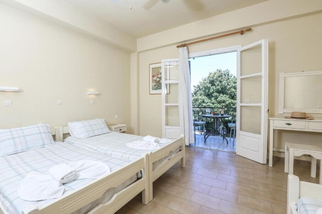 Фото The Mayflower Studios & Apartments 3*
