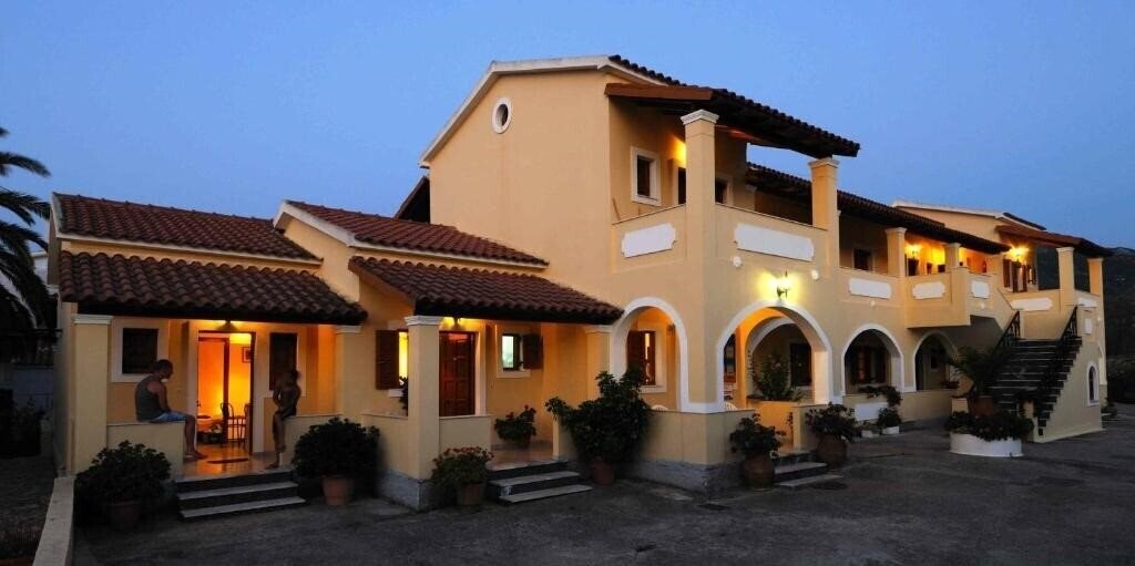 Отель Harris Apartments апартаменты