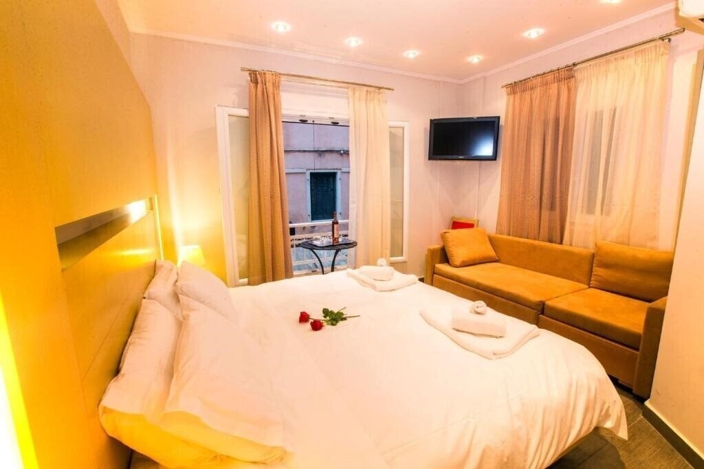 Готель Golden Nests Apartments 2*