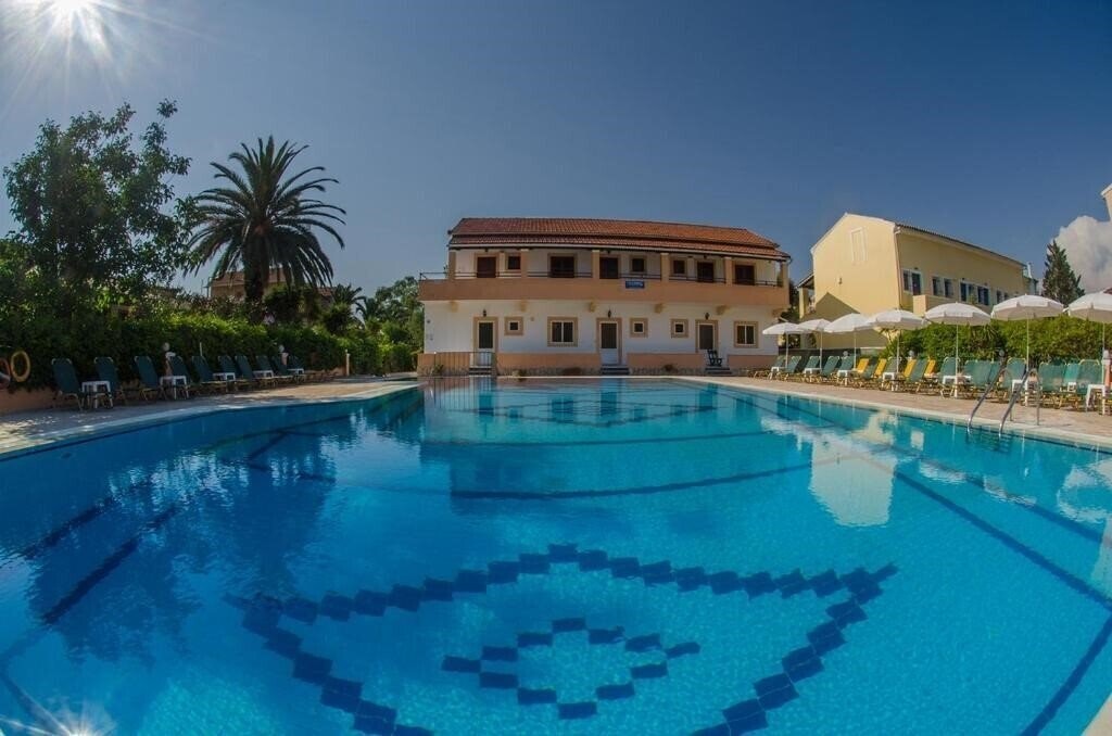 Отель Takis & Efi Apartments 3*