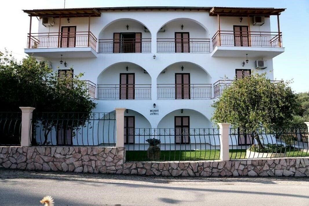 Отель Mejanis Apartments 2*