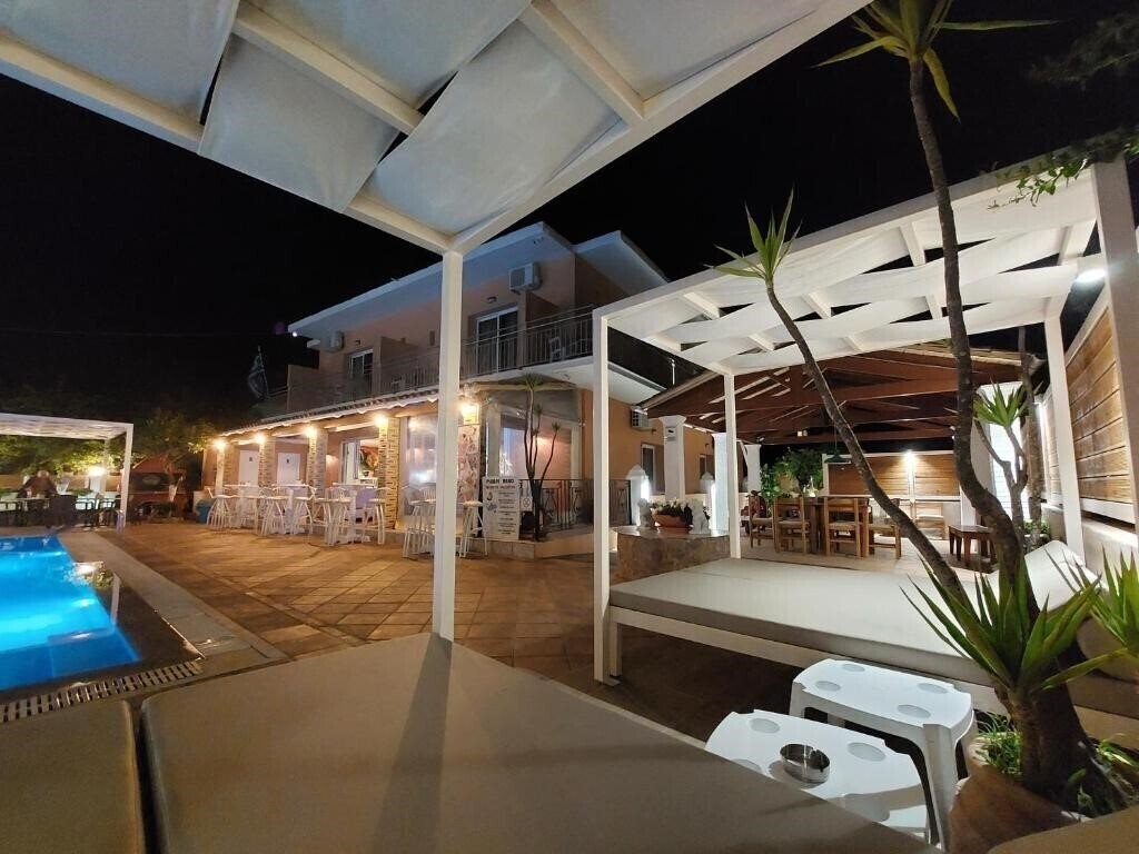 Отель Makis Louvlis Apartments 2*