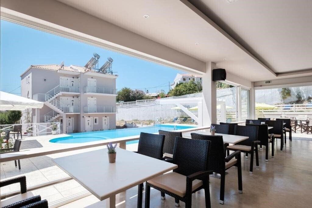 Готель Kouros Apartments & Studios 4*