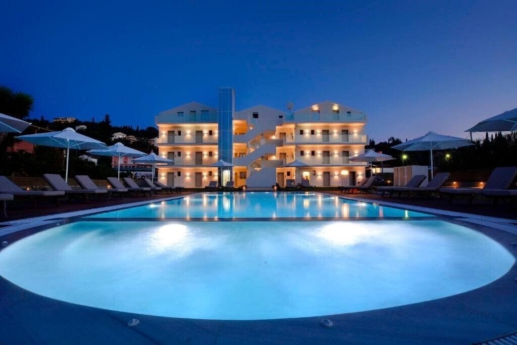 Готель V Luxury Suites + 3*