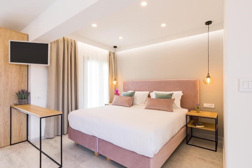 Фото V Luxury Suites + 3*