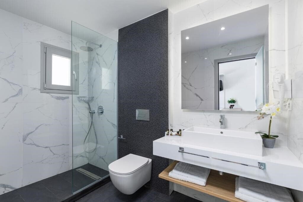 Фотографія V Luxury Suites + 3*