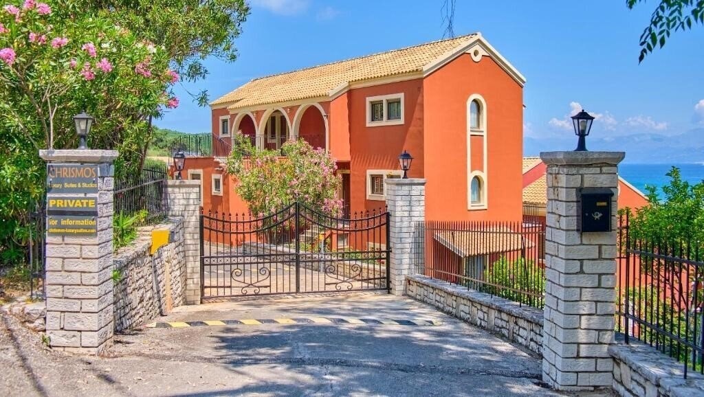 Фото Chrismos Luxury Suites & Studios 3*