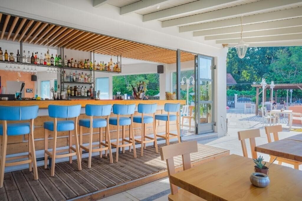 Отель Dominoes Aparthotel 3*