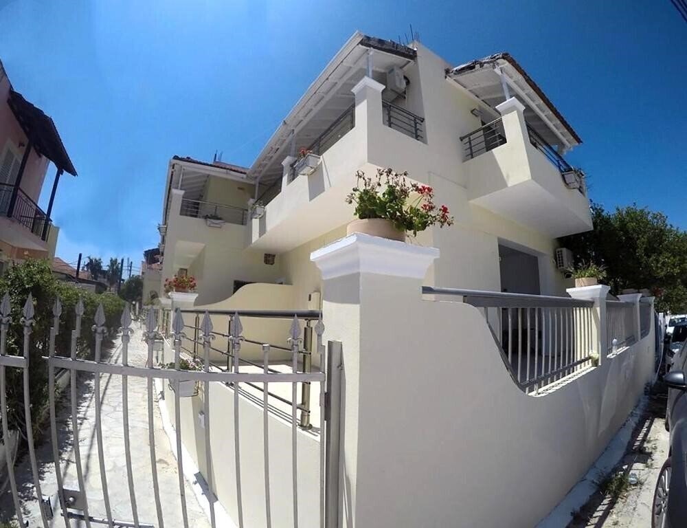 Отель Jessica Apartments 3*
