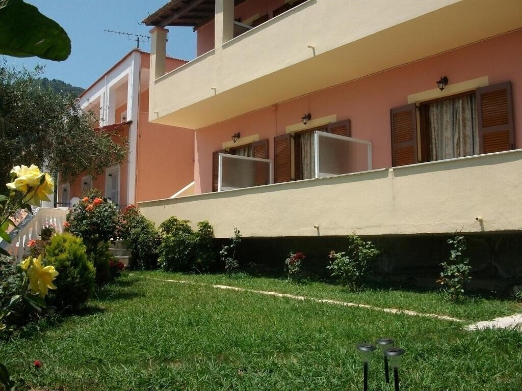 Готель Roza's Home and Studios 1*