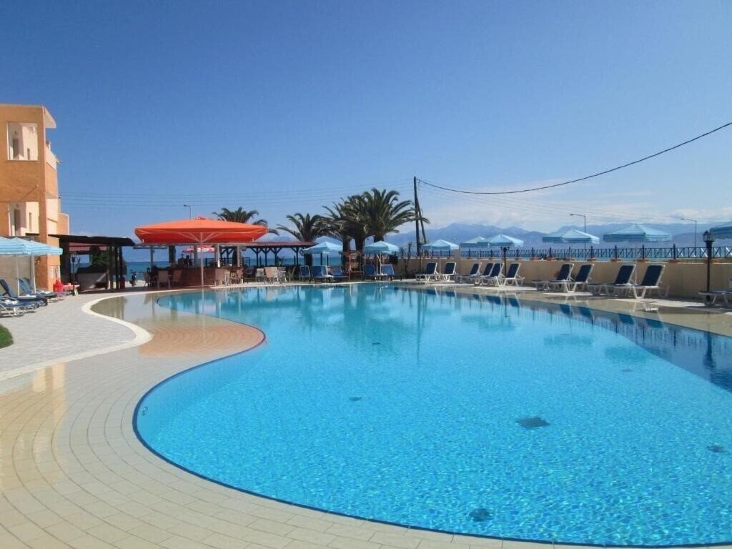 Отель Ninos On The Beach Hotel 2*