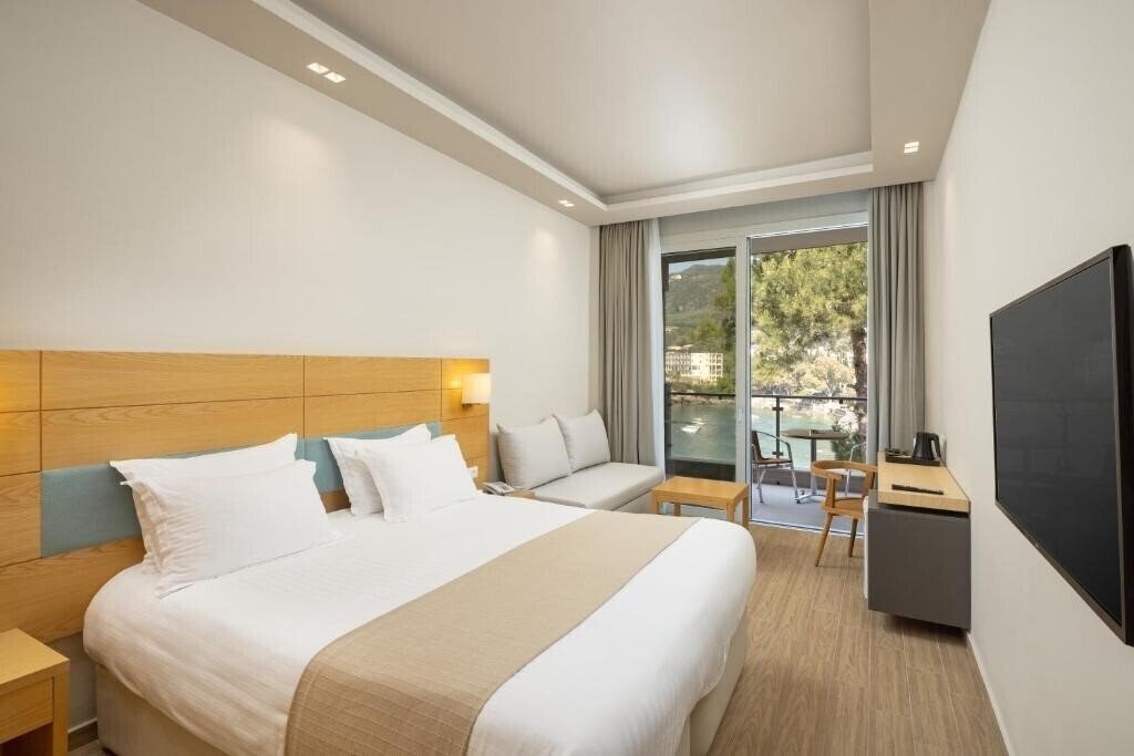 Фото Akrotiri Beach 4*