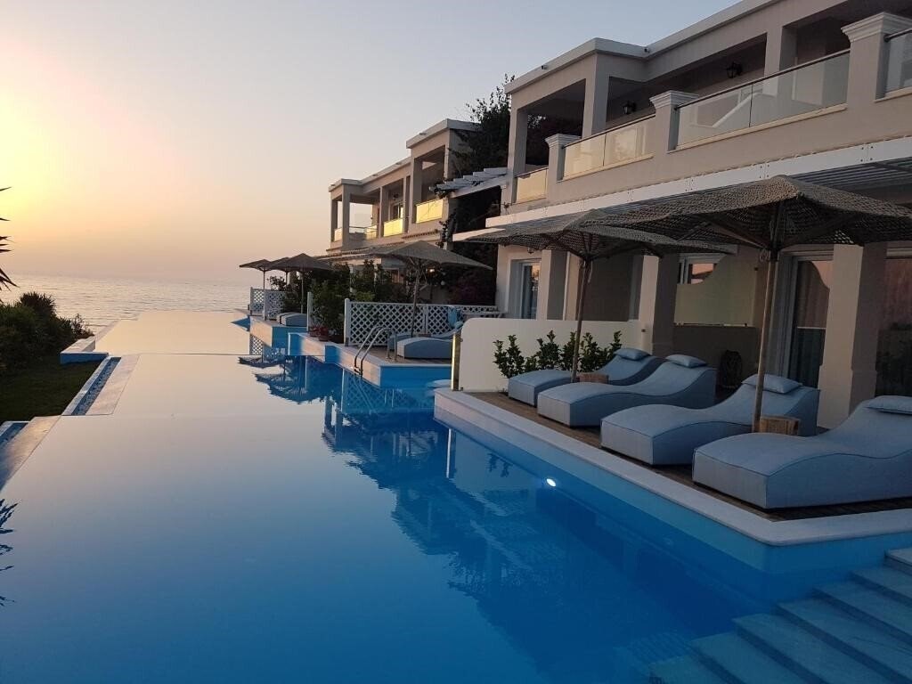 Отель Paralia Luxury Suites 4*