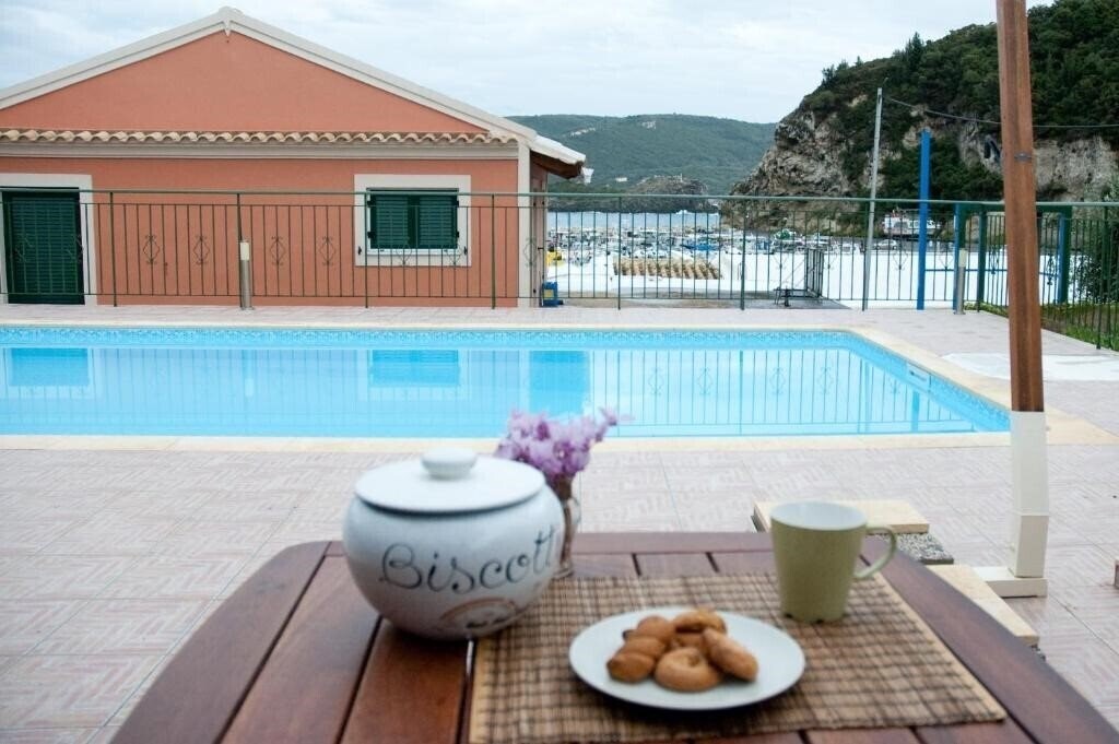 Отель Akis Apartments 3*