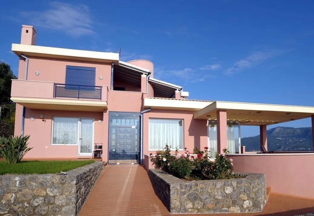 Отель Moon Reach Villa Komeno 4*